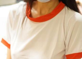 ROSI的嫩学妹制服套图，简单却又很有吸引力，怎么看都不腻。
