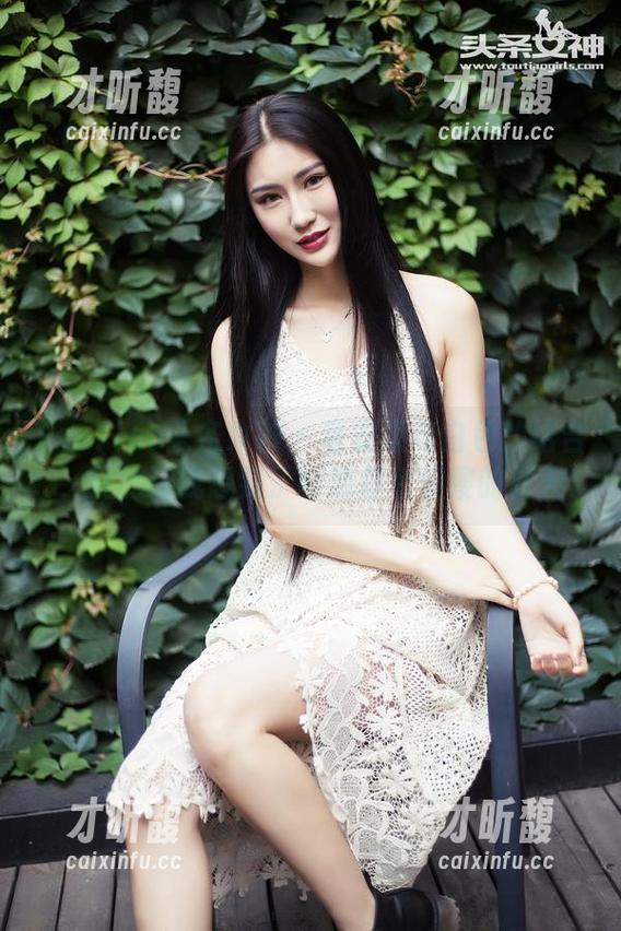 TouTiao头条女神-童安琪 TouTiao头条女神 - 童安琪与白色的结合,竟然让我想到了初恋那个傻傻的夏天