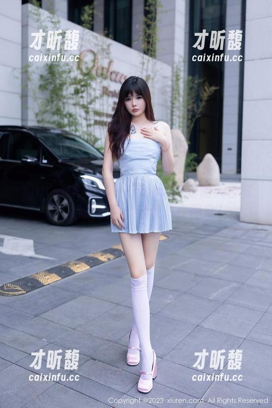 Xiuren秀人网 - Elise谭晓彤的天台秘籍：私房图包，谁说只在屋里？