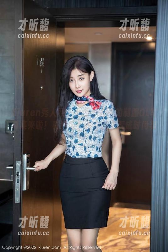 Xiuren秀人网 - 心妍小公主的制服OL写真集来啦！看她怎么把办公桌变成时尚舞台！
