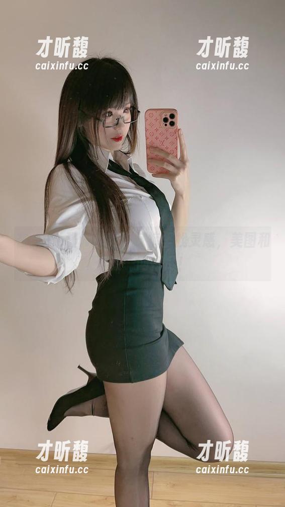 miko酱ww 在miko酱ww的牛仔裤里找灵感,美图和资源一网打尽!