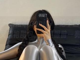 微密圈 – 俏妞qiaoniuTT这个国风黑丝开叉旗袍图包，真是眼前一亮！