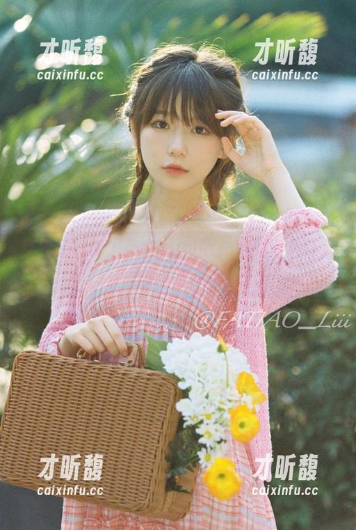 空姐装扮的发条少女yoki：她的照片让人心动不已！