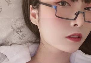 快来看！小泉学姐吖的连体衣美图到底有多让人心动？别说我没提醒你哦！