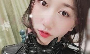 微密圈 – 小玉吃果冻的紫色上衣合集，感觉每一张都是在和我对话