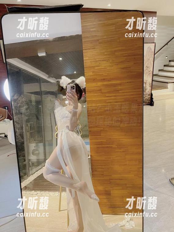 小玉吃果冻 微密圈 - 白色代表纯洁?小玉吃果冻的最新图包让我有种想探秘的冲动!