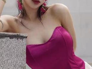 微密圈 – 看！徐珺大哥的修女图包，大哥的眼神好像在说‘我不是你想的那个修女’！
