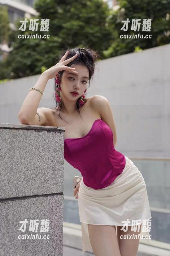 徐珺大哥 微密圈 - 看!徐珺大哥的修女图包,大哥的眼神好像在说‘我不是你想的那个修女’!