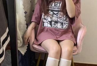微密圈 – 不只是风景！提袜少女的旅拍原图和图集，袜子控们，你们准备好了吗？
