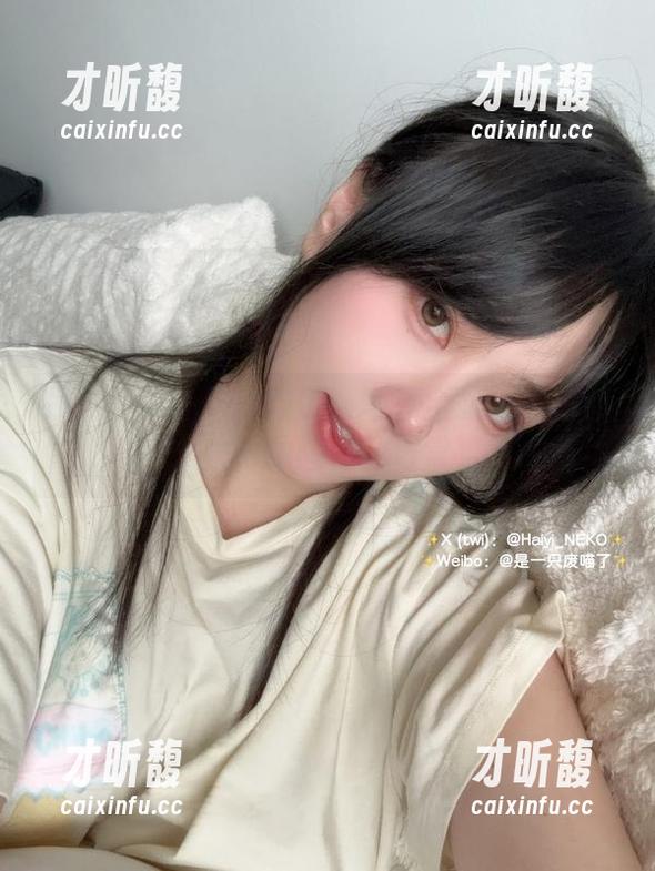 吊带与是一只废喵了：写真全集让人捧腹，快来体验我的日常！
