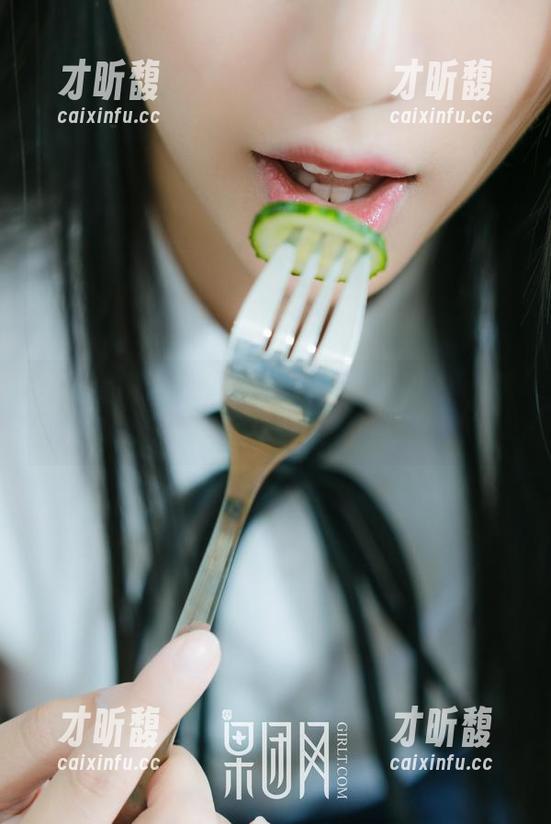 果团网 - 下载松果儿的海边写真，仿佛置身于海浪和沙滩的拥吻中！