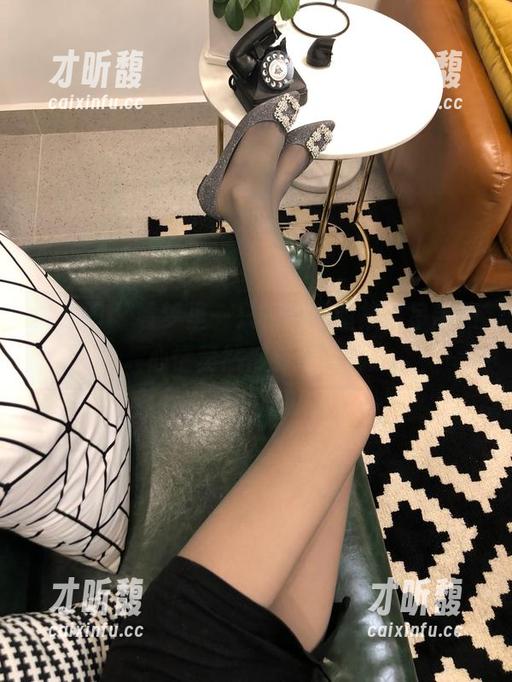 微密圈 - 看梦里一只喵的新图集，吊带和心情竟然都有点…？