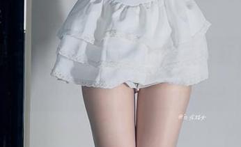微密圈 – 探索白龙猫女的图集：红底极光，光影下的轻松一刻！