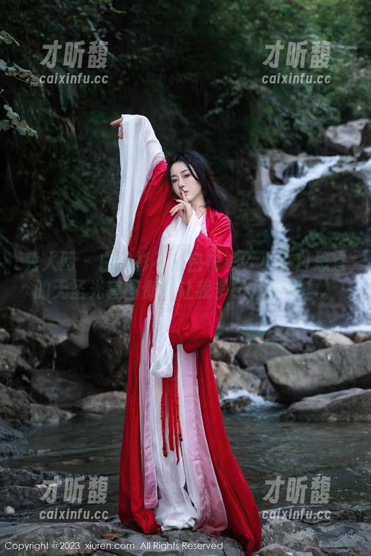 秀人网-小小白思宜 秀人网 - 白衬衫不是白衬衫?小小白思宜的无圣光套图倒是让我多了几分想象。