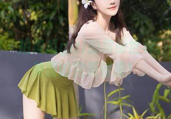 秀人网 – 拍黄瓜girl的缤纷世界：牛奶与美图的完美碰撞！