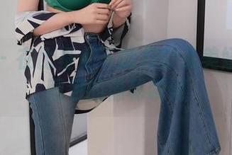 秀人网 – 在比基尼下的月野兔美妞：写真图包的隐秘瞬间