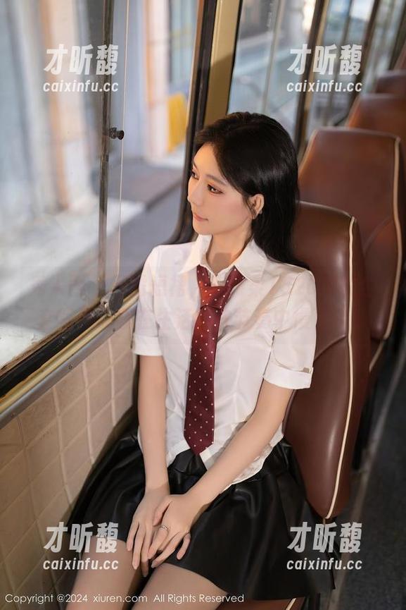 秀人网 - 只需短裙，李雅柔182CM的全套写真让我在生活的快节奏中慢下来。