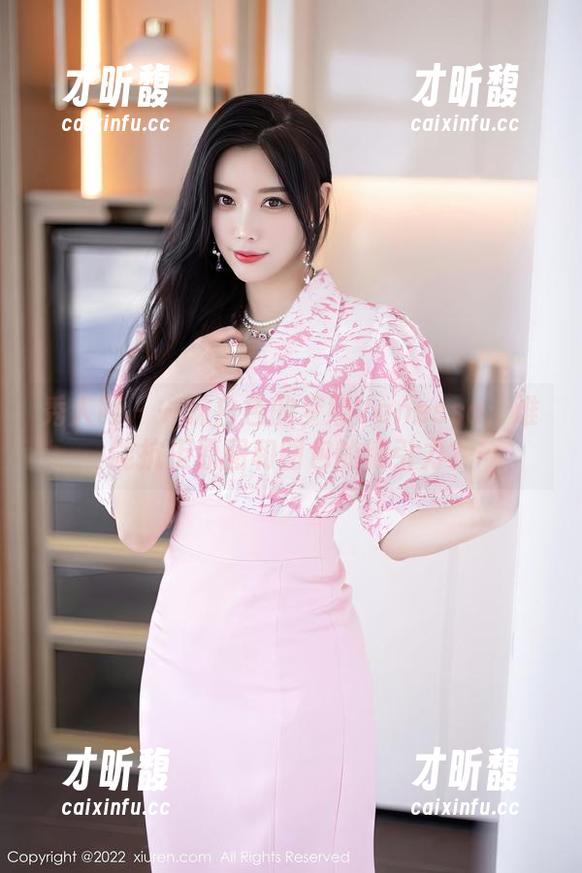 秀人网-梦娜Vanessa 秀人网 - 一抹白色的梦娜Vanessa:谁能抗拒原图和图包的吸引力?