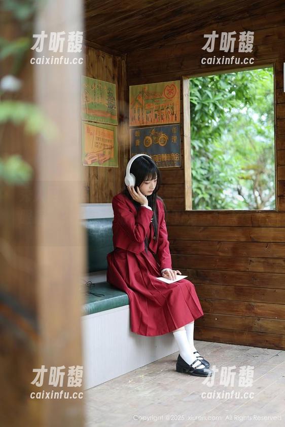 秀人网-绮里嘉Ula 秀人网 - 怎么会有这么美的“绮里嘉Ula眼镜”?这组高清作品真的是…有点迷幻。