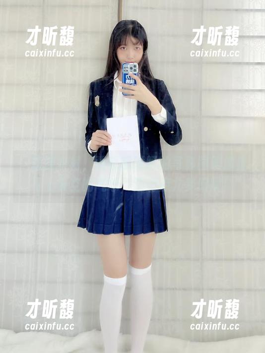 西呱呀呀呀 一袭连衣裙,西呱呀呀呀的写真图册像是飞上天空的气球,还有点儿梦幻呢!