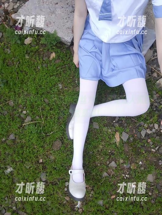 西尔酱 精选套图:西尔酱白丝JK,真是让人流口水的诱惑啊!