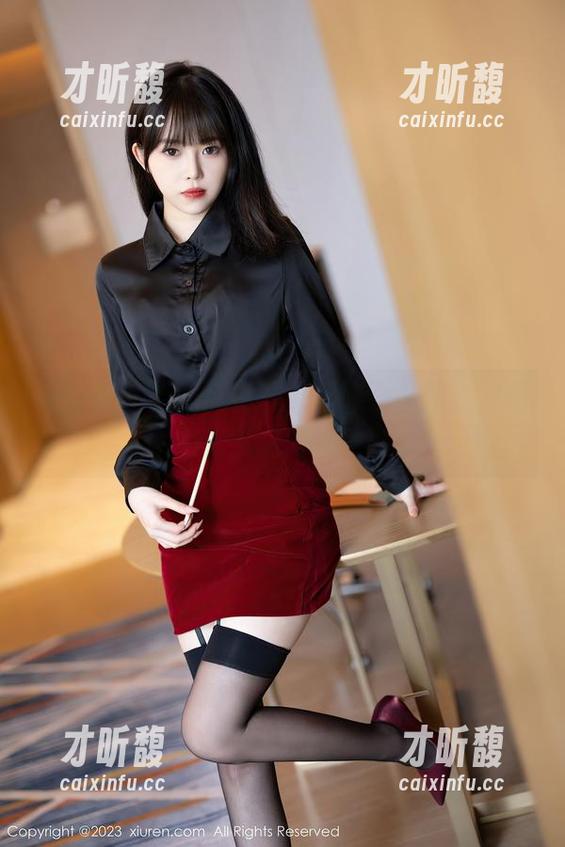 语画界-徐莉芝 语画界 - 当徐莉芝的礼服碰上美图,简直就是光影之间的迷离。