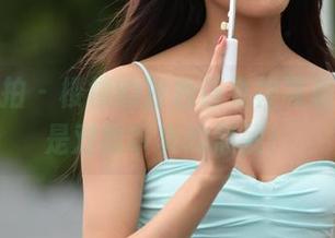魔镜街拍 – 楼楼的白色连衣裙写真，简直是对我审美的摧残！